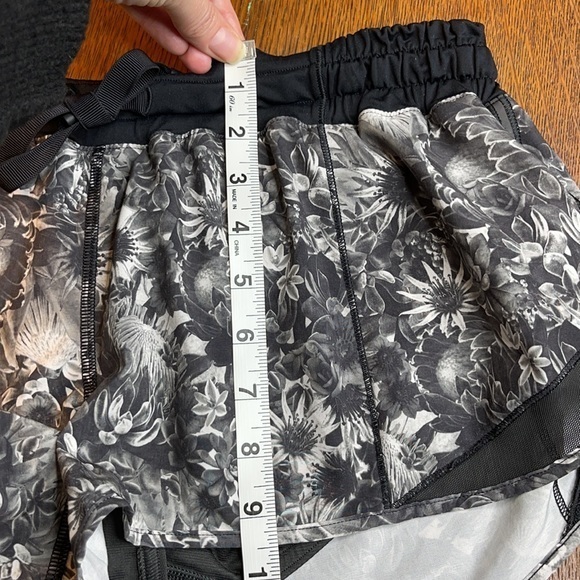 Lululemon Hotty Hot Short Flowabunga Black Angel Wing Size 10 - Picture 9 of 12